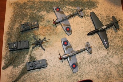 Roco Minitank compatible 1 88mm and 2 2cm AA guns with 3 attacking aircraft