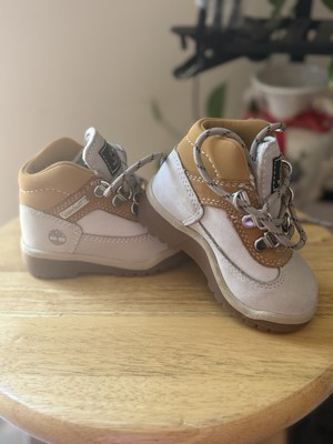 These Timberland boots feature a stylish tan and white color scheme, perfect