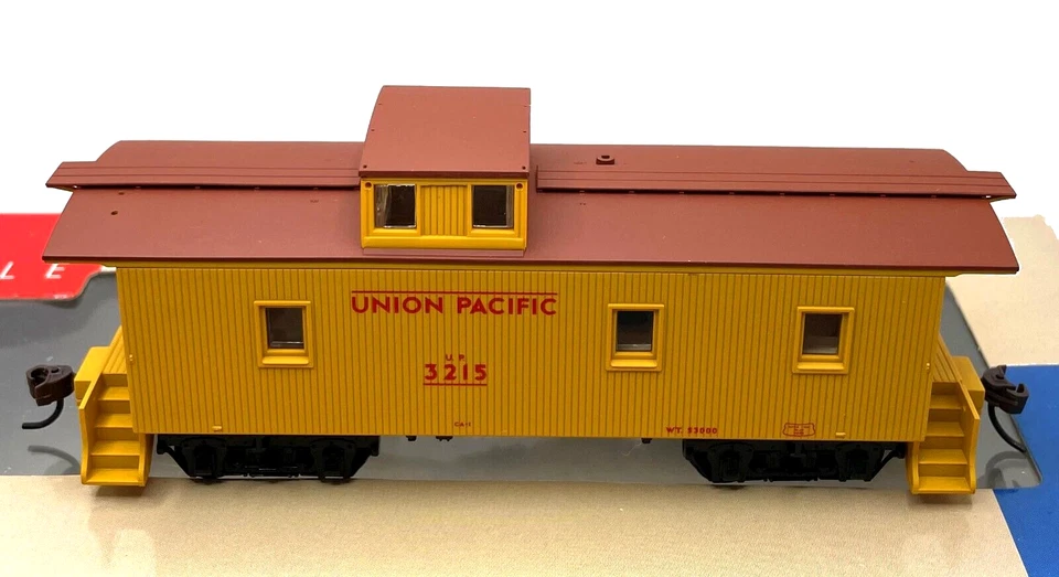 HO WALTHERS 932-27541 CA-1 WOOD CABOOSE 2-PACK UNION PACIFIC UP 3215 3252 - Image 2 of 3