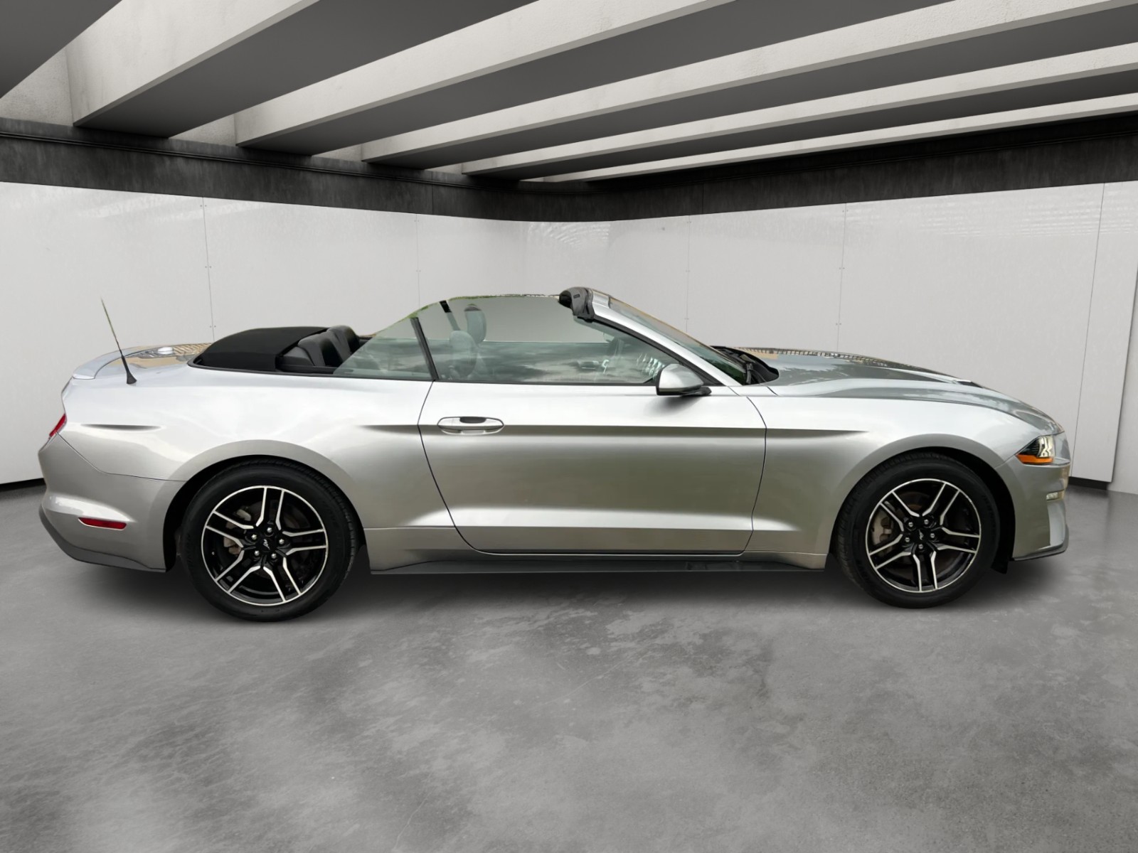 Ford Mustang - Image 9