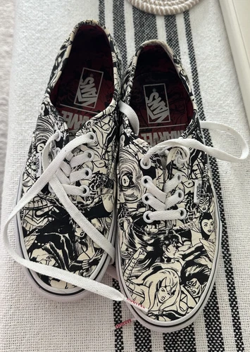 Top basso Vans Classic a tema Marvel US da donna taglia 7