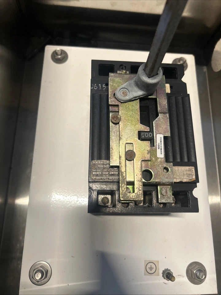 Caja de acero inoxidable B-Line LR78446 tipo 4X SS con interruptor GE 100 amperios Foto 2 de 4