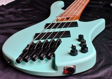 Bajo Ibanez EHB1005MS sin cabeza 5 cuerdas multiescala espuma de mar verde mate
