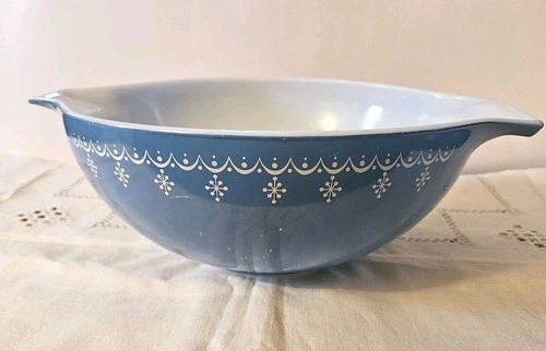 Vintage PYREX 4 QT Blue White Snowflake Garland Bowl 443