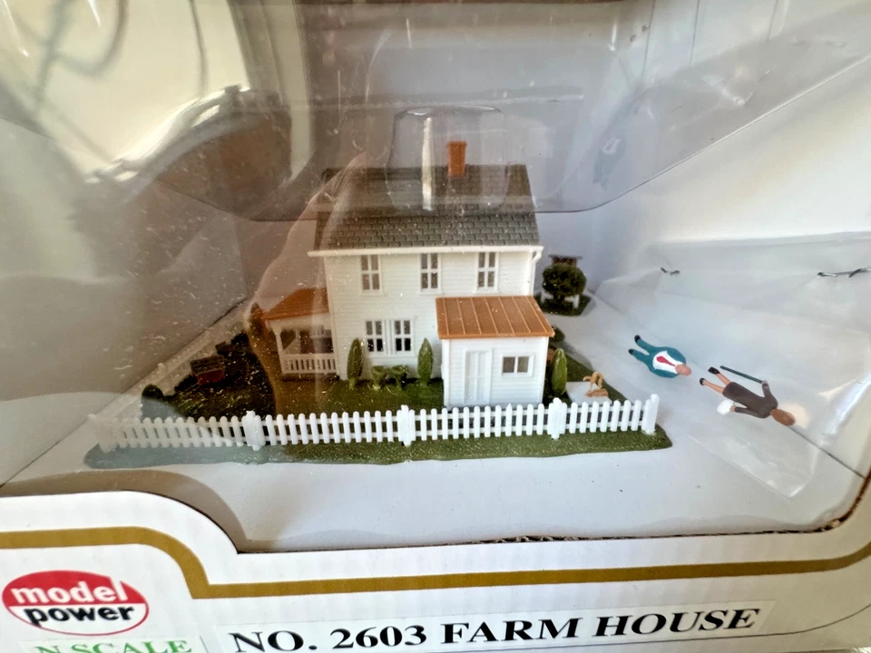 Model Power #2603 N ScaleLighted Farm House (assembled) with/2 Figures - NOS - Image 3 of 4