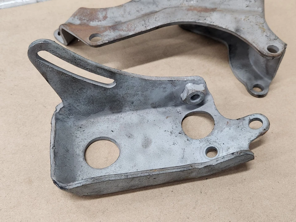 Заводской кронштейн для крепления генератора переменного тока Jeep CJ 1980-82 Iron Duke 4 цилиндра - CJ5 CJ7 CJ8 - Изображение 3 из 4