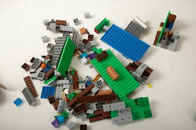 Lego Minecraft (A2R) 21123 The Iron Golem (JSF6) Over 200Pcs Parts Incomplete