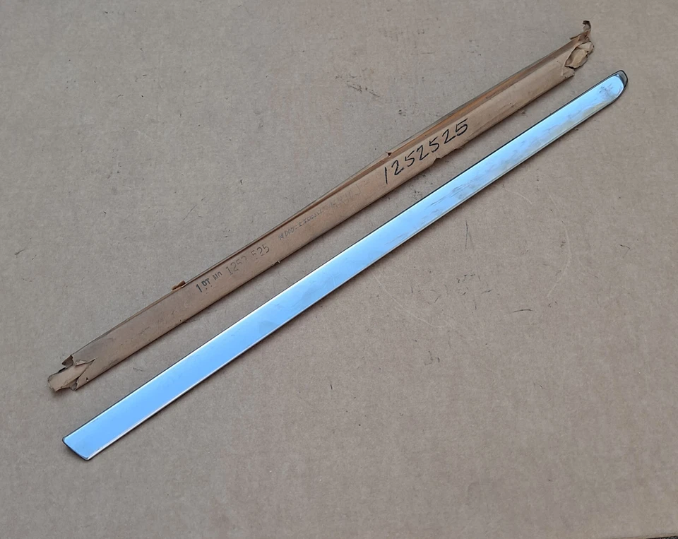 Dodge Coronet Wayfarer Meadowbrook 1949 nuevo en stock MoPar puerta delantera derecha moldura extendida Foto 2 de 3