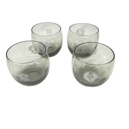 Set Of 4 New England Patriots NFL Logo Etched Smoke Tinted Glasses 1970s Barware - Picture 5 of 6