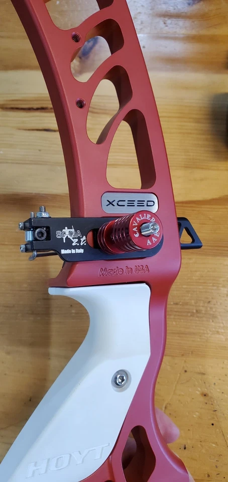 Elevador Hoyt Exceed 27 RH rojo con kit de pesas y reposaflechas Foto 2 de 4