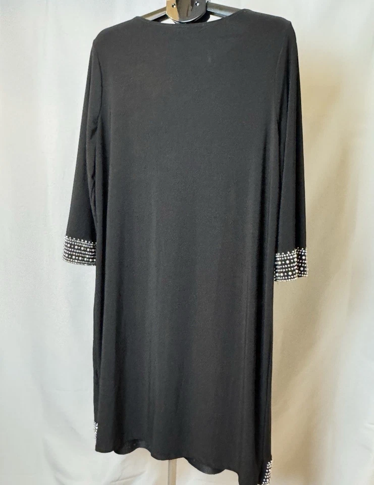 Vestido de cóctel negro para mujer Tiana B. 2X Plus con mangas adornadas 3/4 Foto 2 de 4