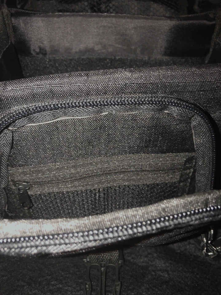 Bolsa acolchada para cámara/videocámara Targus negra con bolsillos y correa para el hombro Foto 2 de 4