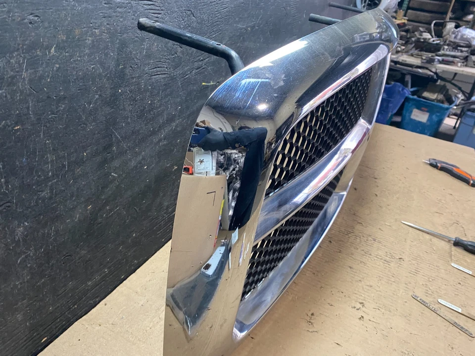 Dodge Ram 1500 2002 2003 2004 2005 OEM parrilla delantera superior U6111 DG Foto 3 de 4