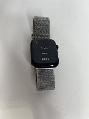 Apple Watch SE (2022) 40mm Silver Aluminum Case with gray Sport Band (GPS)