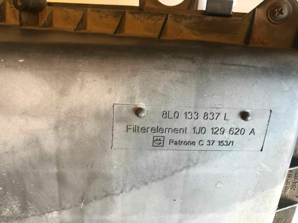 Volkswagen Jetta 2002 filtro de admisión de aire caja limpiadora 8L0133837L Foto 4 de 4