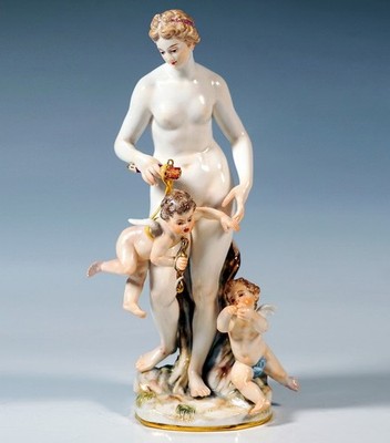 MEISSEN MYTHOL. FIGUR  VENUS AMORETTEN  WITH 2 CUPIDS  MNR:  A65  UM 1860   B