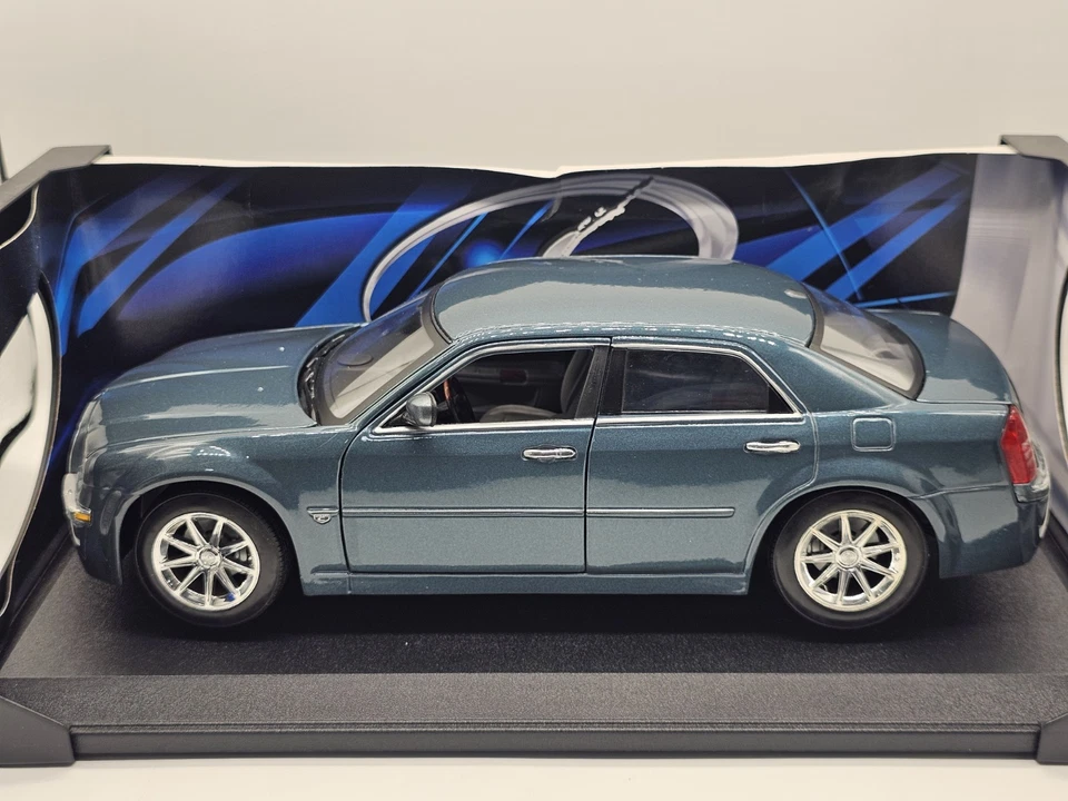 Chrysler 300 C Hemi Verde 1:18 Maisto In Box - Immagine 2 di 4