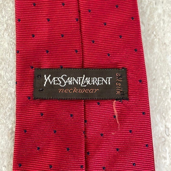 Cravatta tuta Yves Saint Laurent 100% seta a pois rosso formale