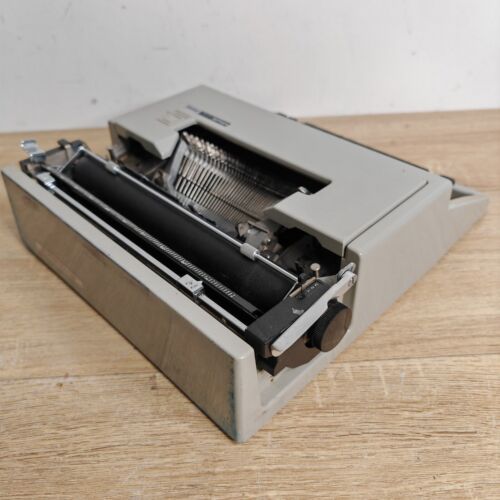 Olivetti Dora Portable Typewriter - Picture 4 of 15