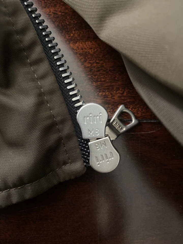 Chaqueta de bombardero Dries Van Noten con cremallera trasera (2024) - caqui Foto 4 de 4