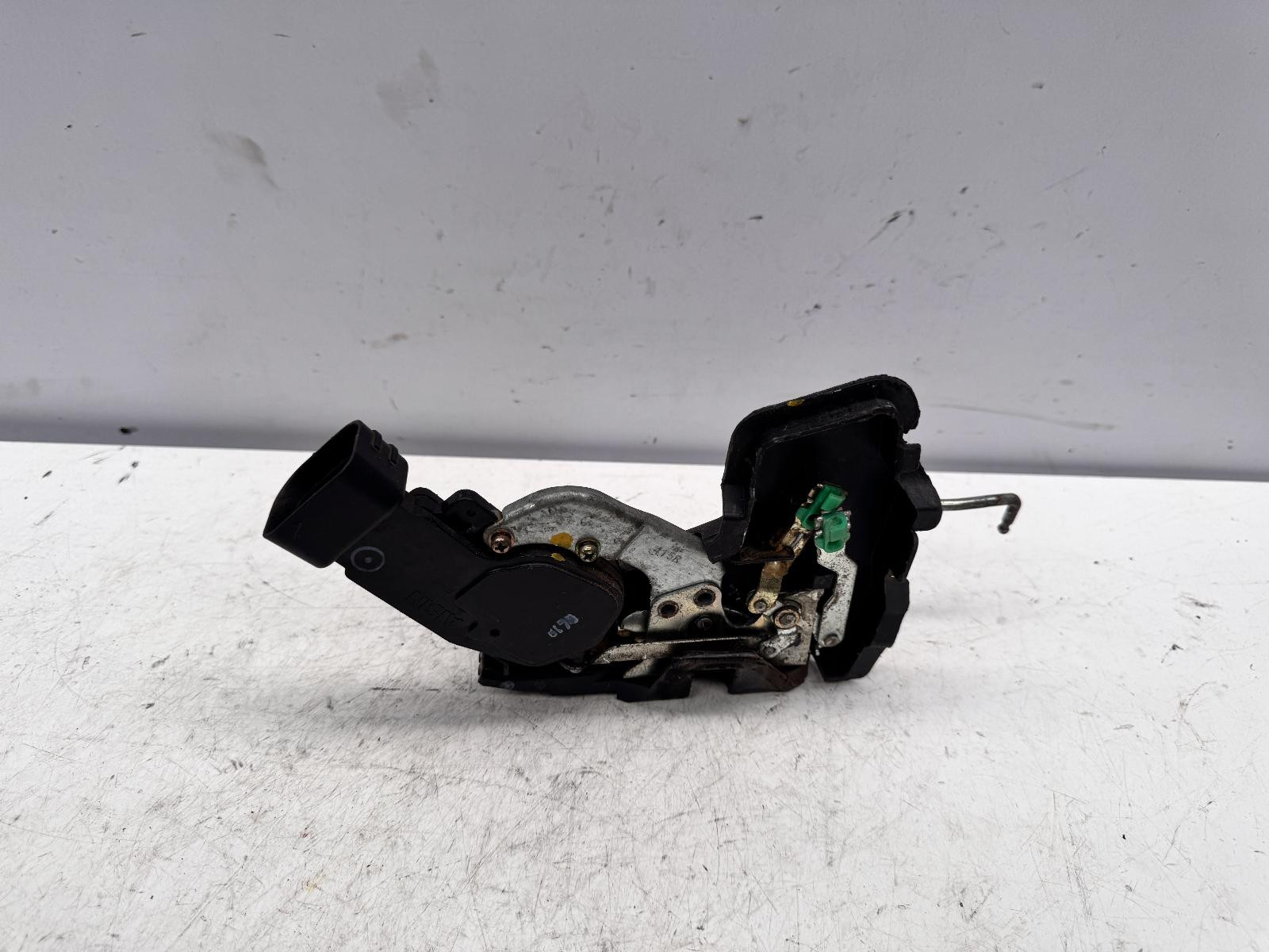 Toyota Camry Right Front Door Lock Mechanism MCV20 08/1997-08/2002 - thumbnail 3