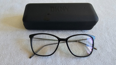 DKNY Schwarz / Silber Katzenbrille Brillengestell. DK 7003. Mit Koffer.