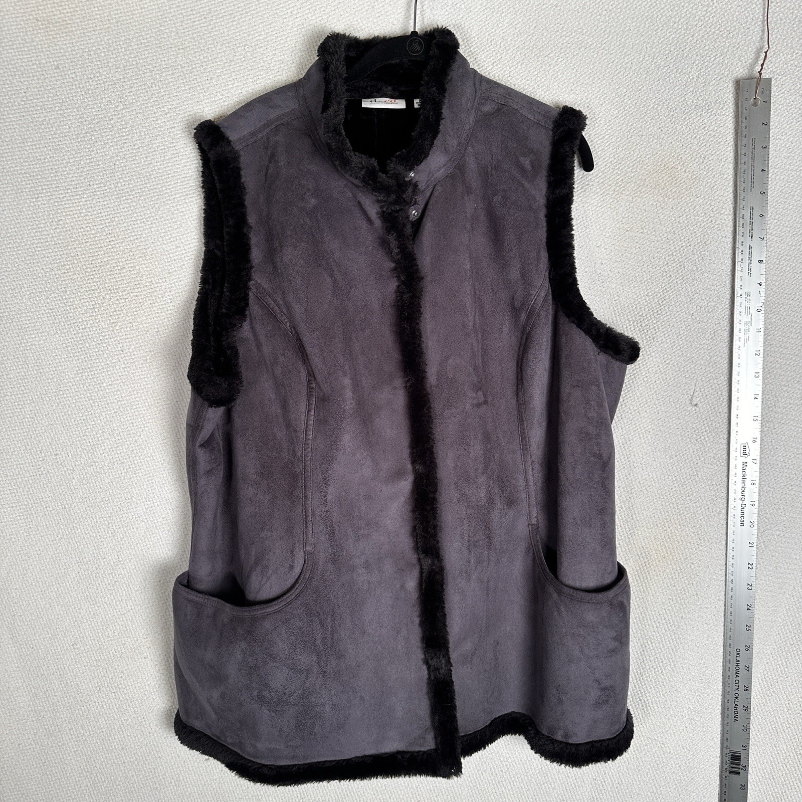 D & Co Denim and Co women’s medium faux Suede Snap front Vest w/ Faux Fur  trim