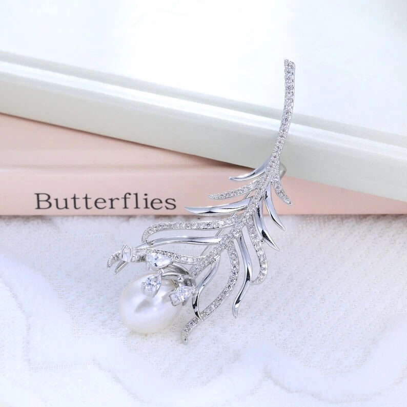 Broche prendedor para mujer 4,70 quilates simulado blanco circonita cúbica forma de pluma única en plata 935 Foto 4 de 4