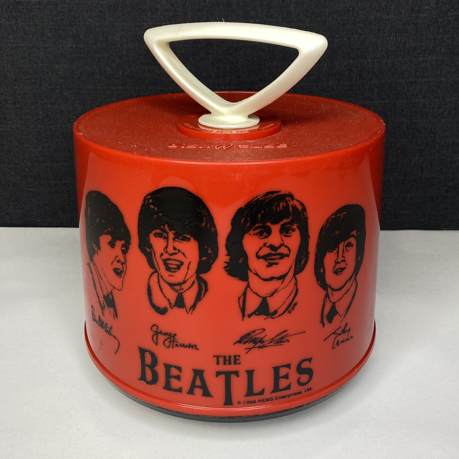 Vintage 1966 The Beatles Disk-Go-Case Red 7