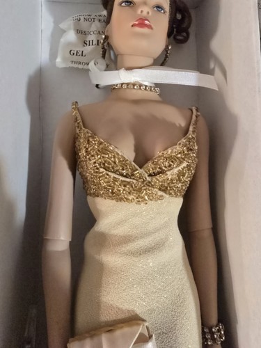 Tonner TYLER WENTWORTH 2004 PARIS FASHION DOLL BON ANNIVERSAIRE GOLD Limited - Picture 5 of 20