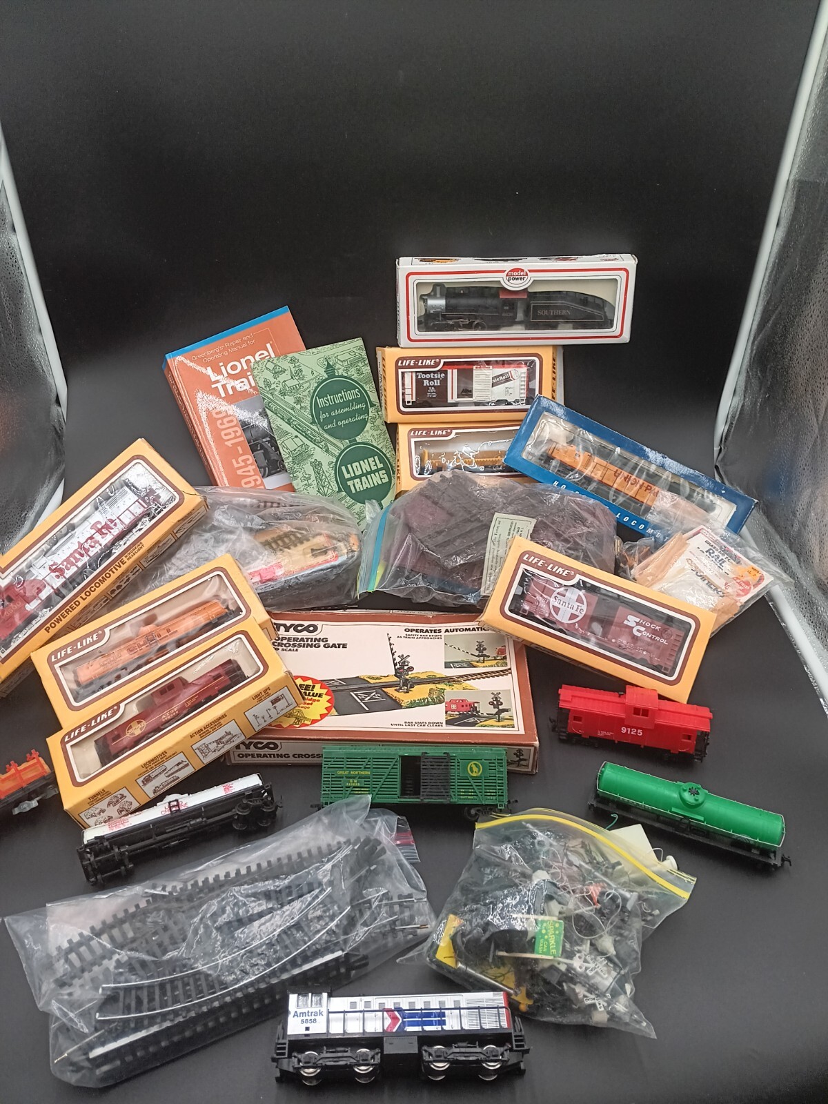LOT of Vintage Lionel HO Scale Model Trains, Track, and Accesories eBay
