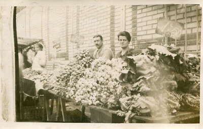 Fotokarte im Juni 1934 von einem Markt zu identifizieren Gemüsestand mit Preisen