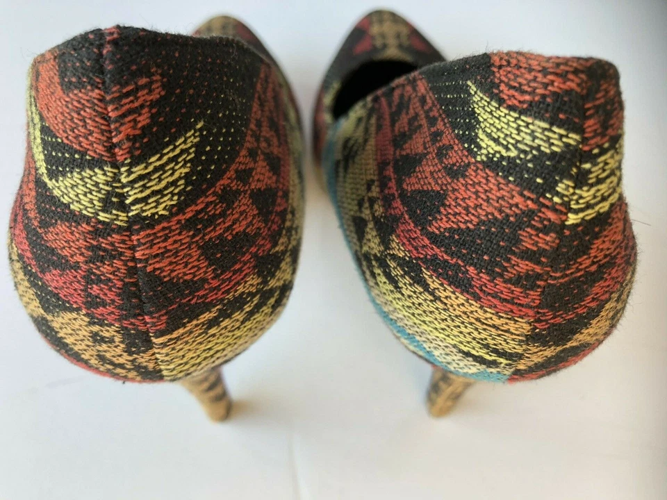 Mujer "Material Girl" Brocado Azteca Stilleto Tacones Sin Cordones Talla 9.5 Textil Usado en Excelente Condición Foto 4 de 4