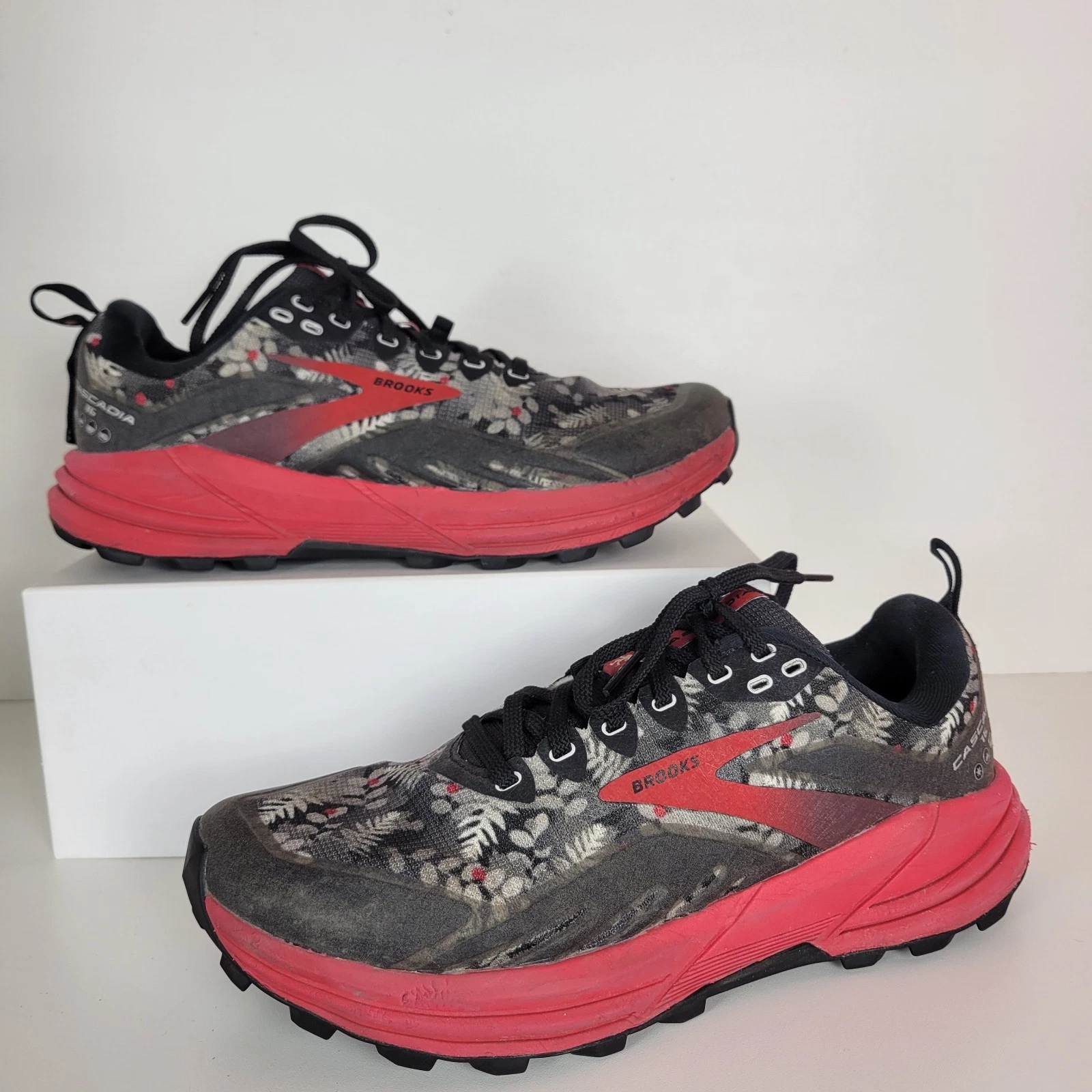 Brooks Cascadia 16 Louie Gong Sasquatch Shoes Mens 8 Gray Floral Trail Running