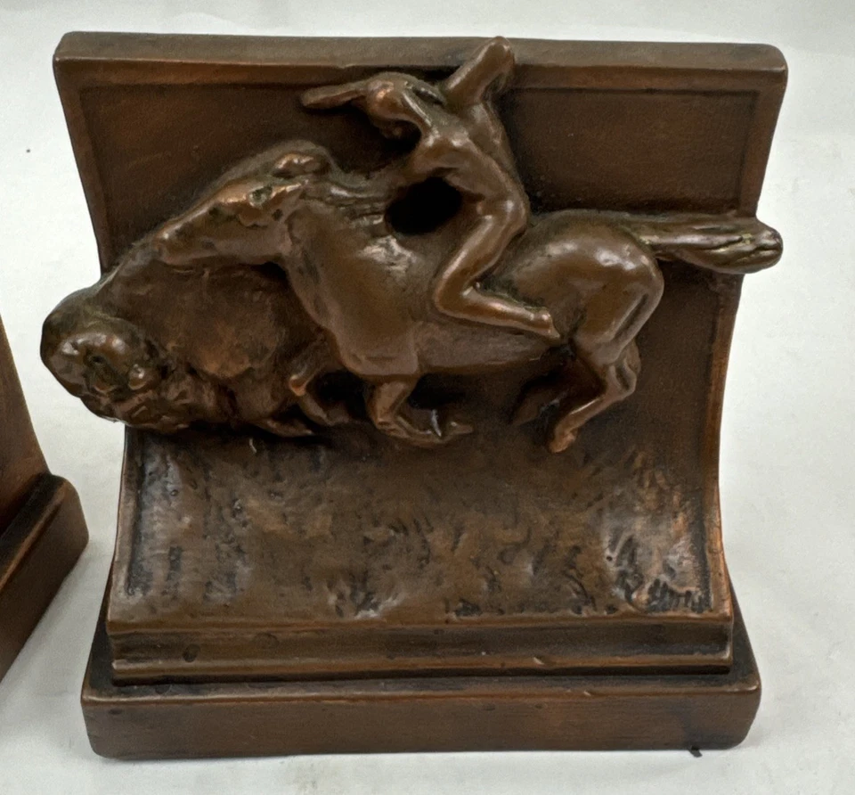 Sujetalibros vintage de hierro fundido cobre caballo bronce indio occidental The Buffalo Hunt Foto 3 de 4