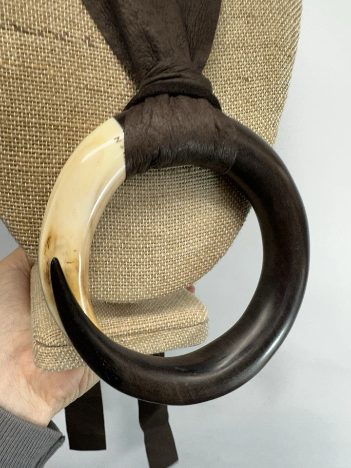 Collar Norton and Hodges Jabalí Madera de Ébano Círculo Colgante Arte para Usar Foto 3 de 4