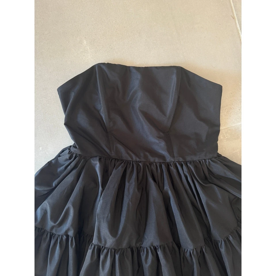 Mini Vestido Forever Unique Bandeau de Tafetán Negro Foto 3 de 4