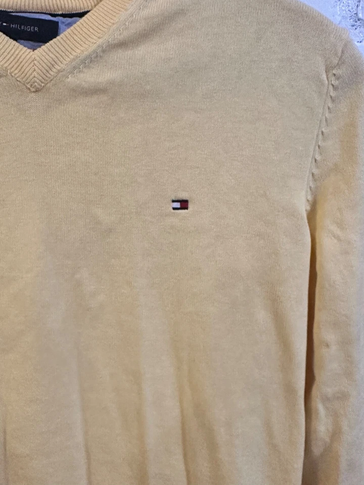 Suéter Tommy Hilfiger Amarillo Cuello en V Suéter Tommy Logo 100% Algodón Talla M Foto 2 de 4