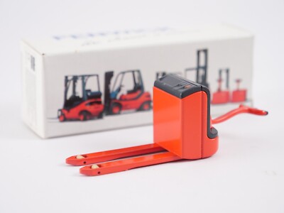 A CONRAD FORK lift truck, Lansing, model #2982, 1:25 scale, made in Germany £20.00 - UK