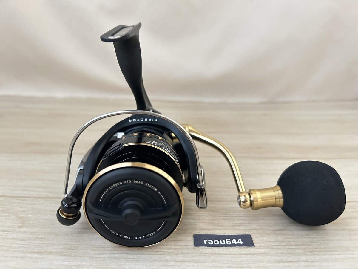 Daiwa 23 BG SW 4000D-CXH Spinning reel Black/Gold Metal