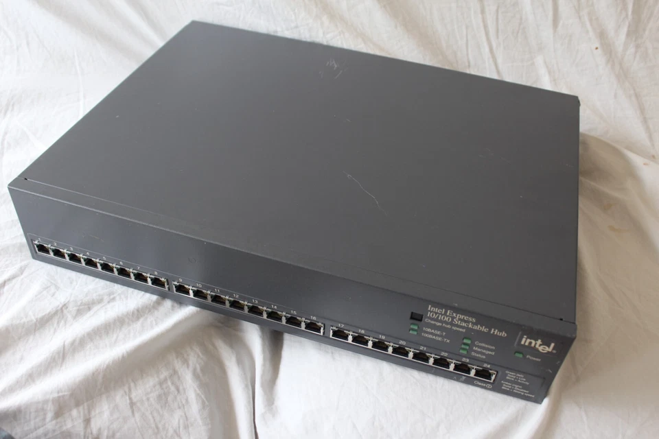 Intel Express 10/100 24-Port Stackable Hub EE110TX24 - Image 2 of 4