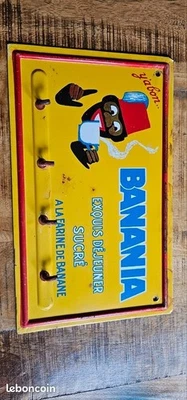 Ancienne PLAQUE TOLE Peinte BANANIA Porte Clés  - Photo 1/3