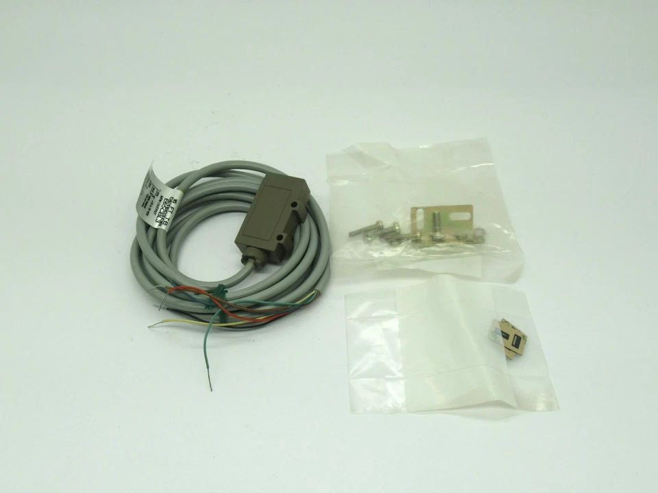 Cutler-Hammer E65CBL3 Photoelectric Sensor 16FT 10-30VDC *Cosmetic Damage* NEW - Image 2 of 4