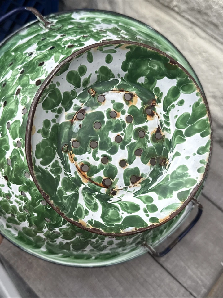 Antiguo colador vintage verde y blanco remolino granito esmaltado asas azules Foto 4 de 4