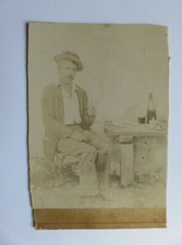 330 - Photo ancienne  - Homme en pause déjeuné - Canotier, couteau, vin rouge
