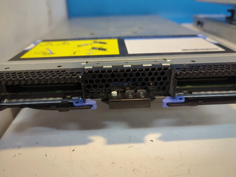 IBM 7870 AC1 HS22 BLADE SERVER 2 Xeon CPU/ 24GB Ram 68Y8186 68Y800 (No Caddy) - - Image 4 of 4