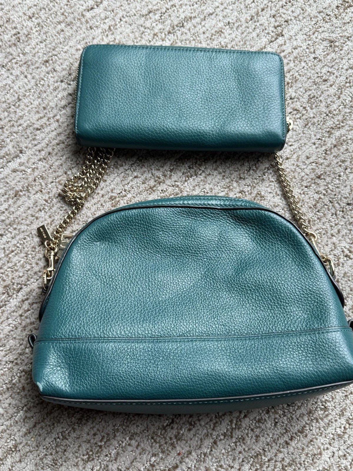 Borsa Coach a tracolla con borchie e scritta verde viridiana oro acqua