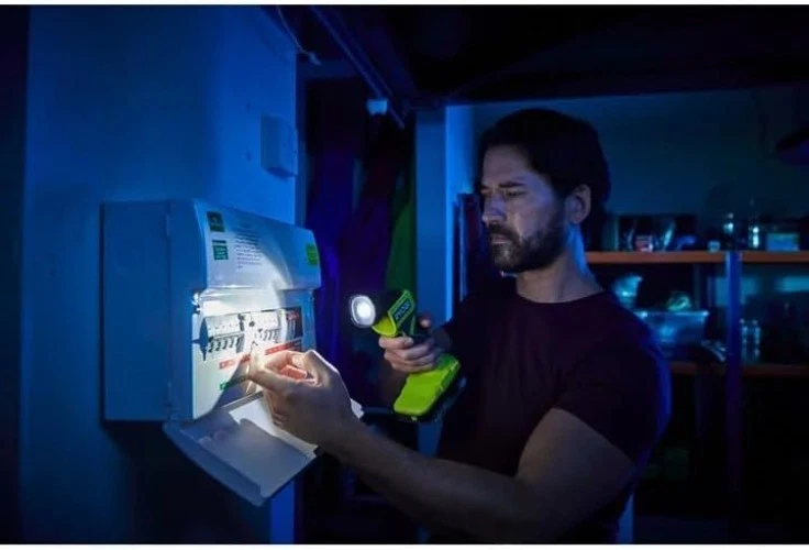 Herramienta de luz flash LED inalámbrica ONE+ 18V solamente Foto 3 de 4