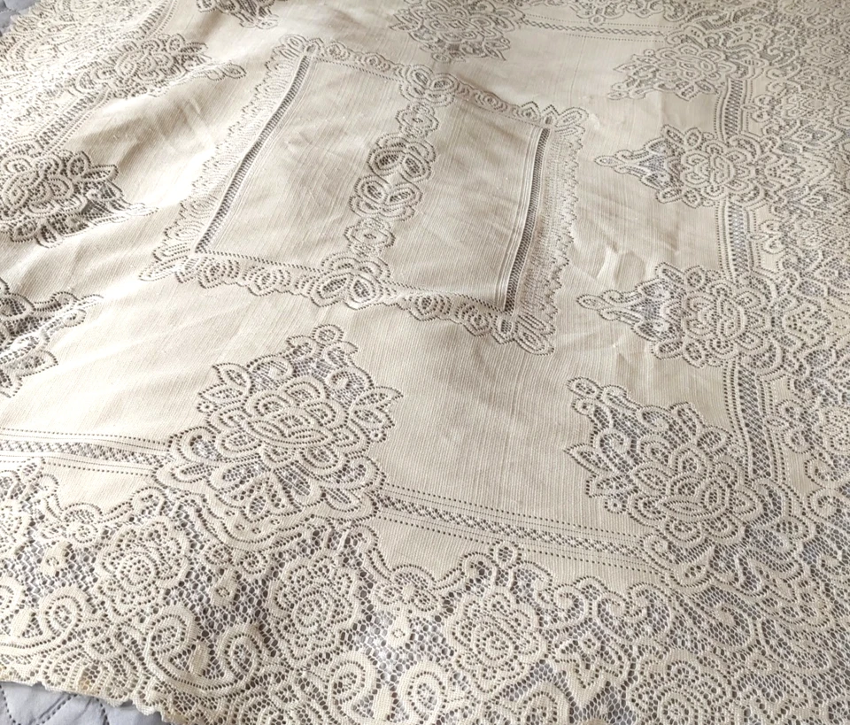 Plauener Spitzen Tischdecke aus Omas Wäschetruhe, hellgelb, 1,20 x 1,35 m - Bild 3 von 4