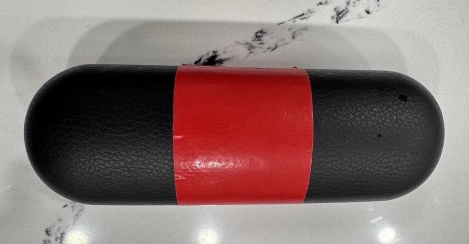 Gafas de sol Oakley negras rígidas estuche con cinta decorativa roja Foto 3 de 4